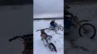 Убираю снег на поле