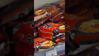 НАШУМЕВШАЯ ЛАУРА В НОЧНОМ КОРЕЙСКОМ МАГАЗИНЕ ЕСТ ЛАПШУ