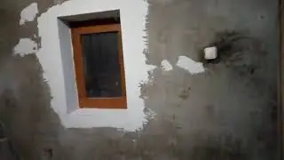 Углы и откосы у окна зашпатлеваны с перфорированными уголками
