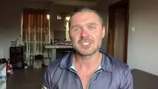 Новый вид гадания появился в Москве. Девушки стоят в очереди чтобы узнать размер по Таро