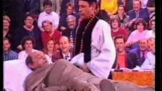 Les Grosses Tetes (Sim, F. Perrin, P. Castelli & Amanda Lear dans la scène comique de la torture)