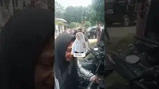 tatapan tajam si cantik kerudung hitam