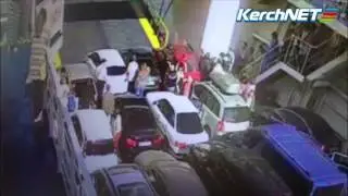 В Керчи с парома в море упала машина