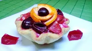 Cake baskets with custard and berries