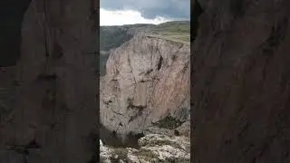 Обрывы горы Тырке, Крым. Слева, в дали - Демерджи .