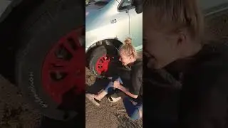 откручиваем колесо 😂😂