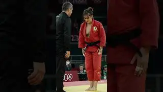 A female judoka politely greets her judge after the match 女子柔道家が試合後、審判員に丁寧に挨拶している #judo #誘導 #유도
