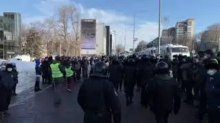Силовики вытесняют людей из точки сбора