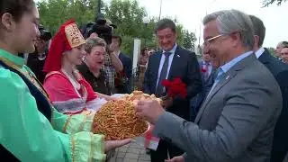 Васил Шәйхразыев Әстерхандагы Тукай һәйкәленә чәчәкләр салды