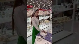 А вы знали правила сервировки. Сначала скатерть, потом подстановочная тарелка, а затем...