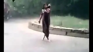 ЦЫГАНОЧКА ТАНЦУЕТ ПОД ДОЖДЁМ