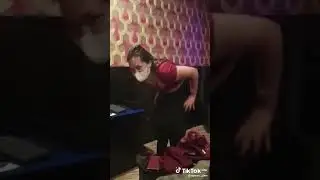 pemandu karaoke ganti rok
