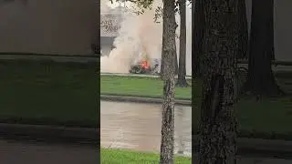 Горят не только Теслы. Загорелась машина на парковке