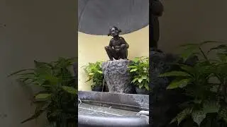 Писающая девочка в Брюсселе.