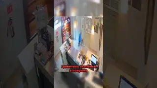 Продавщица заперла вора в магазине 