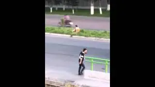 Toshkent yo'lning o'rtasida YALANG'OCH AYOL KIYINMOQDA !