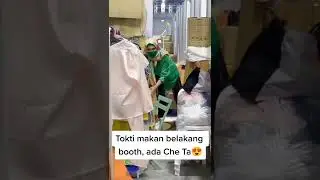Belakang 'booth' Tokti makan & Che Ta mengemas, 