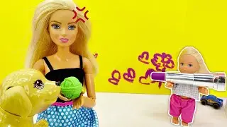 ¡Evi dibuja en la pared con lápiz labial de Barbie! Juguetes Barbie y Ken