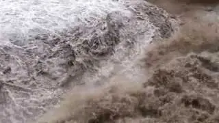 Водосброс на плотине на реке Белой. п Нововеденеевский