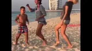 Ксения Бородина танцует на пляже