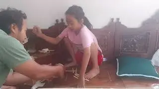 Tasya diajarin papa buat kerajinan Pekerjaan rumah dari sekolah