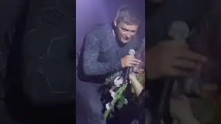 Юрий Шатунов.  Принимает цветы.
