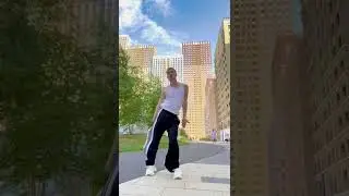 Мокрая девочка танцует😂