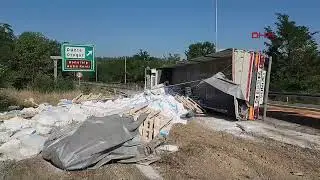 Devrilen TIR'ın başında yükün kaldırılması için yardım bekledi
