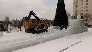 Миасс. Снос ледяного новогоднего городка на площади перед администрацией- 04.03.2019г.