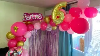 Адия распаковывает свои подарки