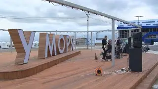 Открытие арт-объекта «У моря» состоялось на центральном городском пляже вечером 1 июня