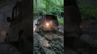 УАЗ рубится в грязи 