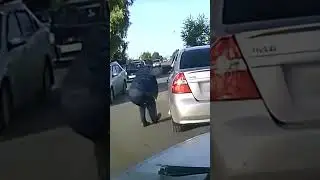 МУЖЧИНА СПАС КОТЁНКА, КОТОРЫЙ ВЫБЕЖАЛ НА ДОРОГУ / A man saved a kitten