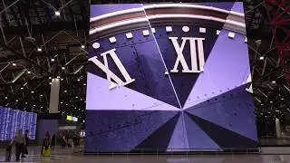 Огромный телевизор-куб в аэропорту Шереметьево