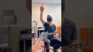 Kiko Louirero Megadeth Plays Legendary Thunderstruck AC DC Guitar Riff Licks Gibson SG