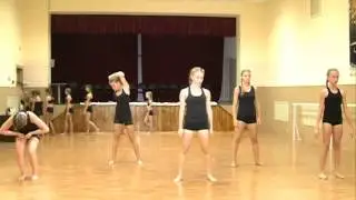 На репетиции у танцевального коллектива 