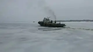 Ледокол прошел по Волге вдоль Саратова: 