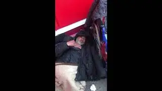 Бездомный инвалид без ног живет в Магадане  на улице