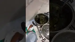 Русская жена в драной футболке готовит ужин для мужа-корейца.