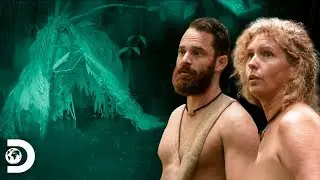 ¡Lluvia arrasa con su refugio a medianoche! | Supervivencia al Desnudo | Discovery Latinoamérica