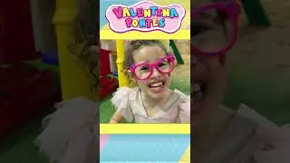 Valentina brinca de transformar frutas em brinquedos  