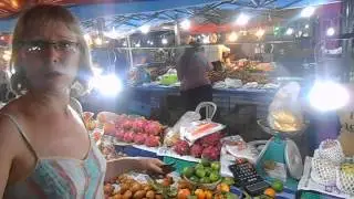 Фруктовый ночной рынок на Ката. Пхукет. Таиланд. Ноябрь 2014 г.