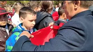 В день пионерии 19 мая мэр Новосибирска Анатолий Локоть повязал школьникам красные галстуки