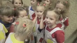 Мы великие таланты, Но понятны и просты. Мы певцы и музыканты, Акробаты и шуты