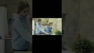 Ударила брат по ЛИЦУ 🤬 бедный брат глеб а4 а4#shorts#а4#брат#школьник#владбумага#влада4##школьница