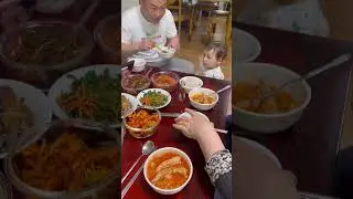 Корейцы впервые пробуют борщ! Русская жена устала каждый день есть кимчхи и накормила всех борщом!