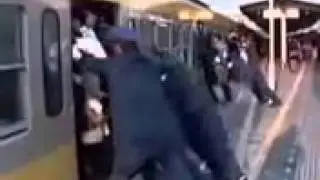 Çinde Metro Tren'e Binmek Emek İster