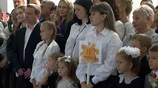 День знаний под зонтом: школьники Хакасии сели за парты