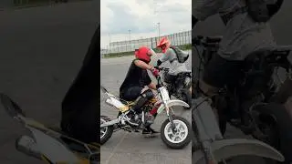 Агрессивный разворот на питбайке 