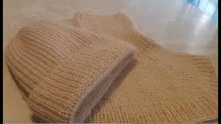 Шапка с отворотом и манишка спицами